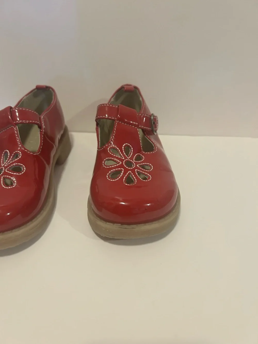 Gymboree Girls' Red Patent Mary Jane Shoes with Floral Cutouts - size 10